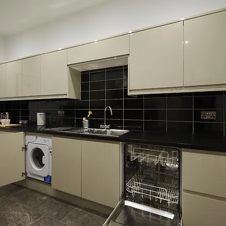 Luxury 2br 2ba Town Centre Apartment *