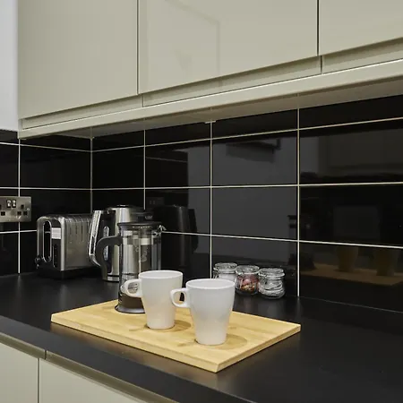 Luxury 2br 2ba Town Centre Apartment