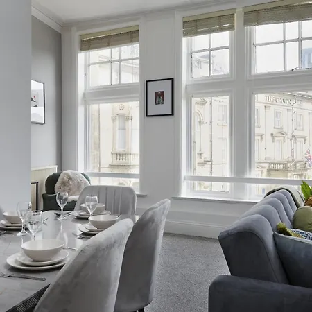 Luxury 2br 2ba Town Centre Apartment