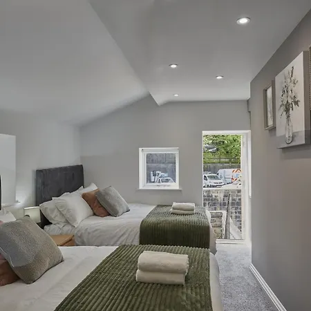 Luxury 2br 2ba Town Centre *