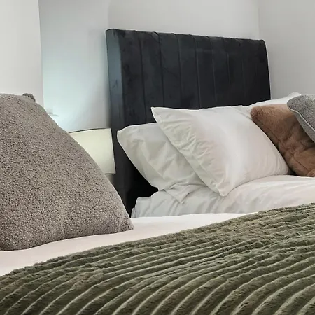 Luxury 2br 2ba Town Centre Apartment
