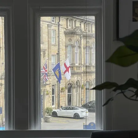 Luxury 2br 2ba Town Centre