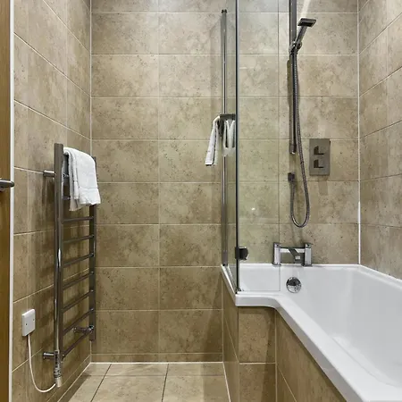 Luxury 2br 2ba Town Centre Apartment *